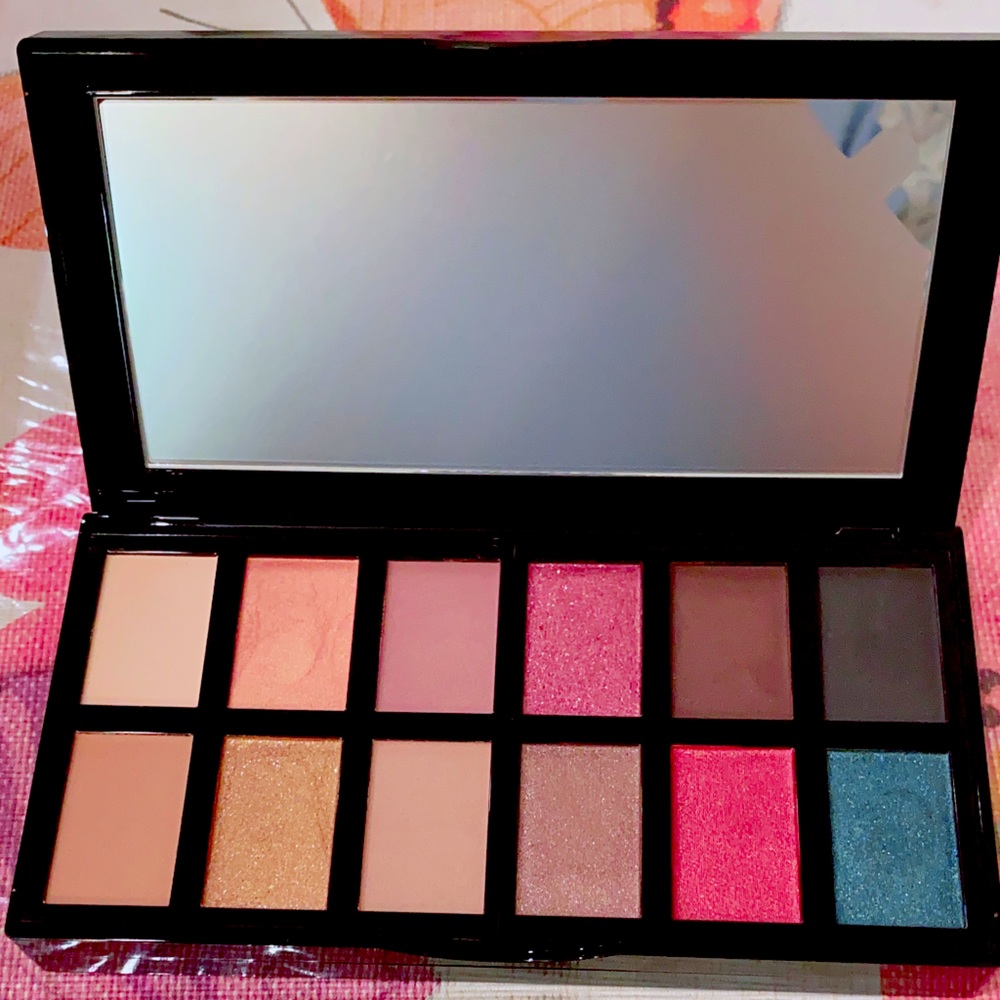 Lancome Eyeshadow and face Palette
Brand new!